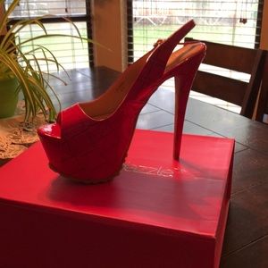 Pink platform pumps
